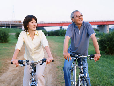 自転車に乗る60代夫婦